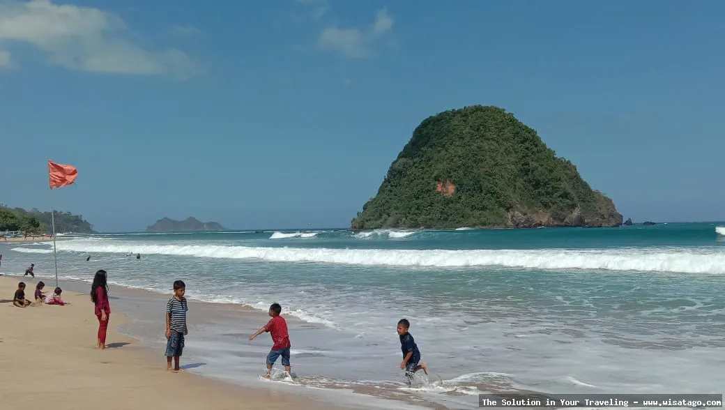 Pantai Pulau Merah yang mempesona