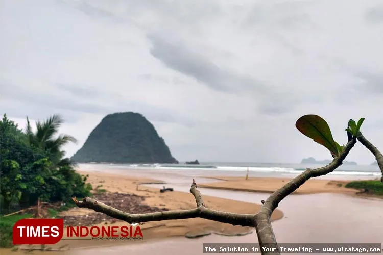 Pantai Pulau Merah yang mempesona