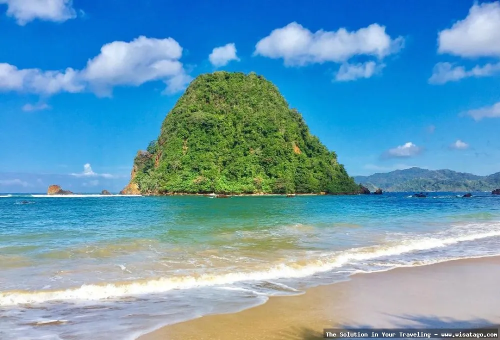 Pantai Pulau Merah yang menawan.