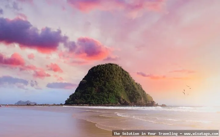 Pantai Pulau Merah yang mempesona