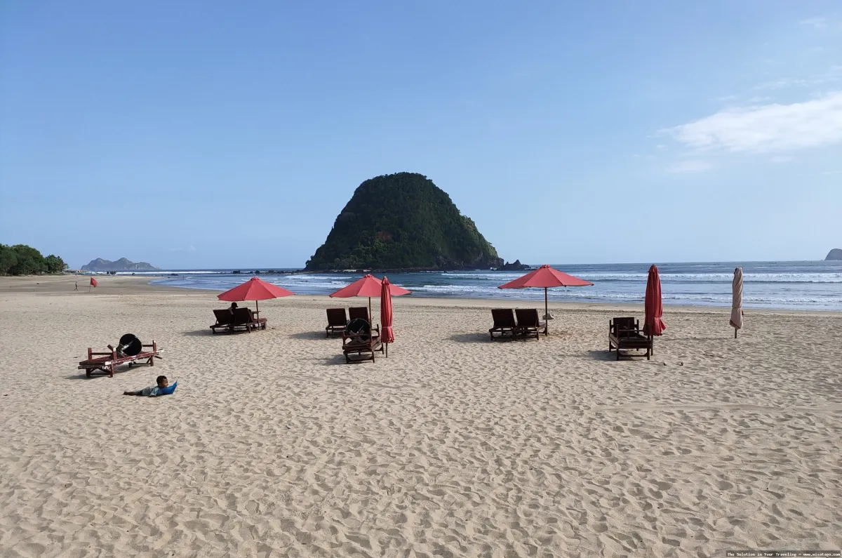 Pantai Pulau Merah yang mempesona