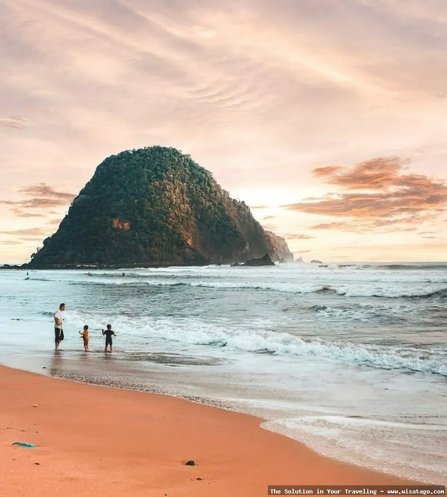 Pantai Pulau Merah yang menawan.