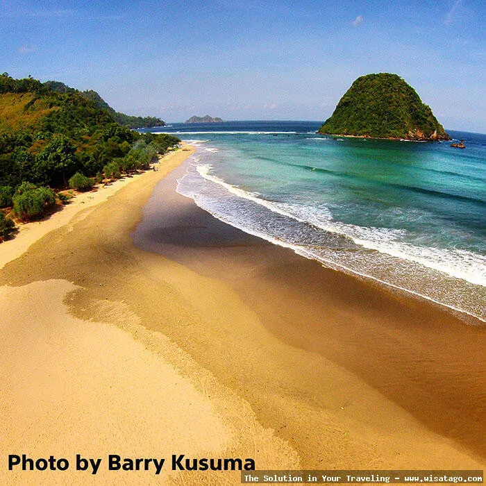 Pantai Pulau Merah yang menawan.