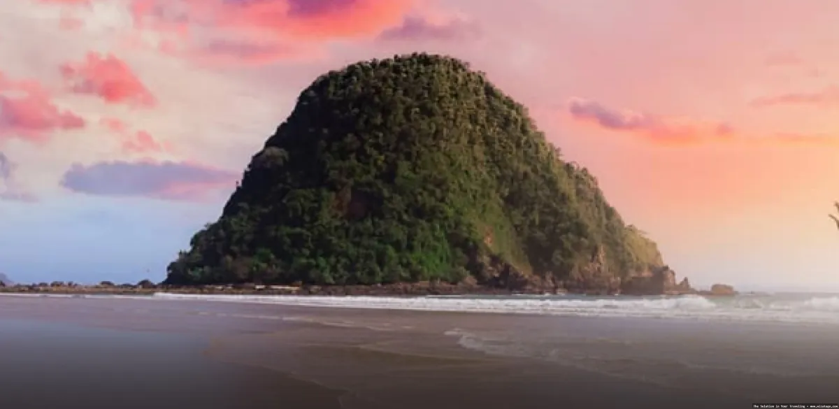 Pantai Pulau Merah Banyuwangi yang mempesona