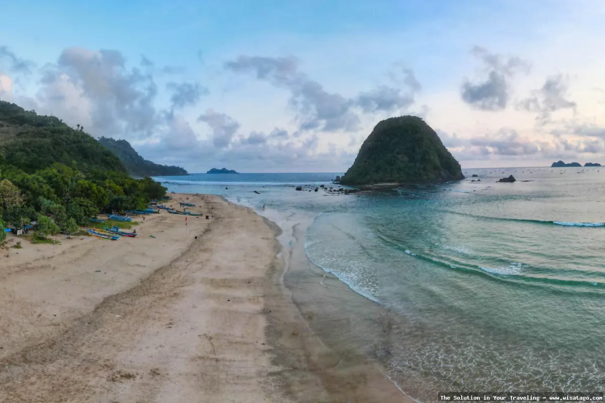Pantai Pulau Merah Banyuwangi yang memukau