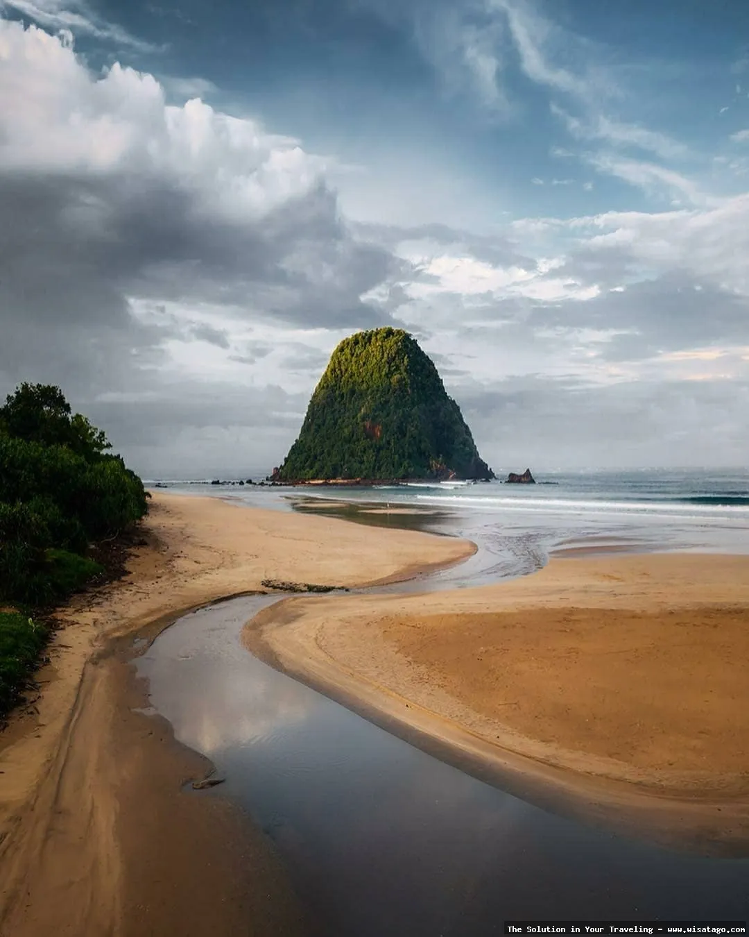 Pantai Pulau Merah Banyuwangi yang mempesona