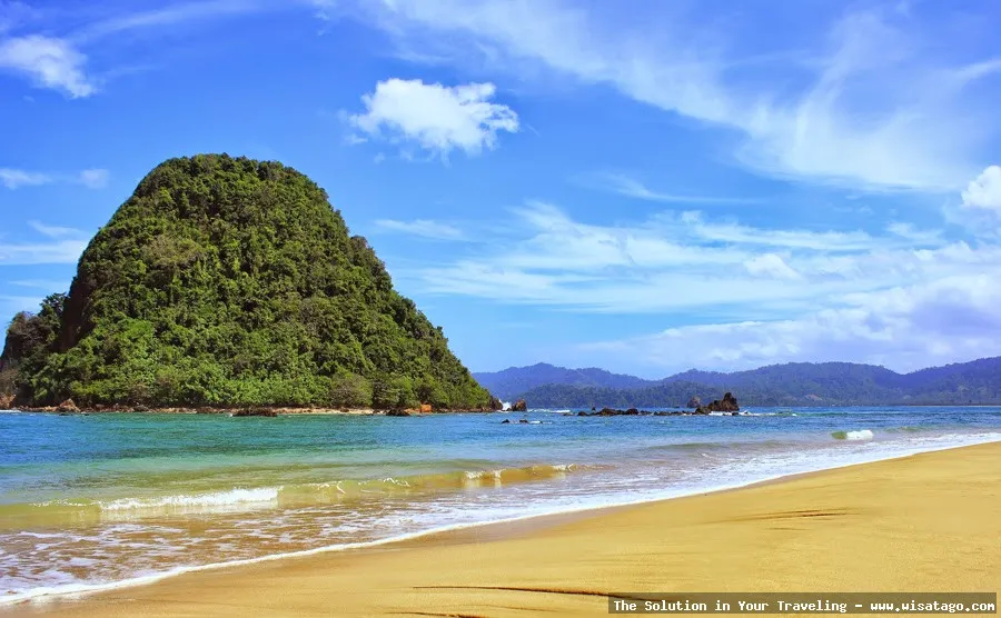 Pantai Pulau Merah Banyuwangi yang memukau