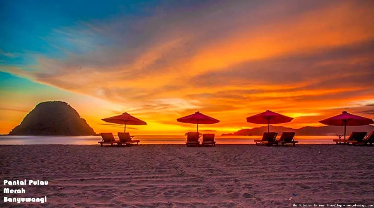 Pantai Pulau Merah Banyuwangi yang mempesona