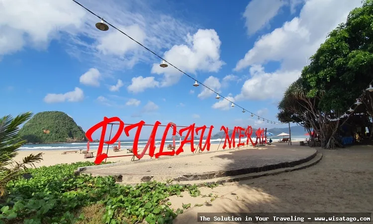 Pantai Pulau Merah Banyuwangi yang mempesona.