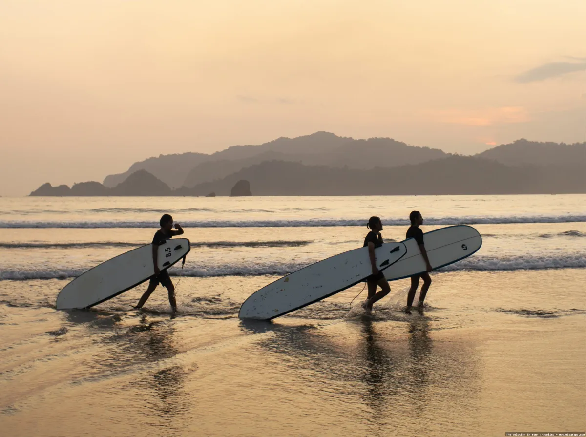 Pantai Pulau Merah Banyuwangi yang memukau