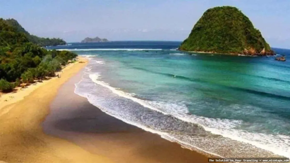 Pantai Pulau Merah Banyuwangi yang menawan