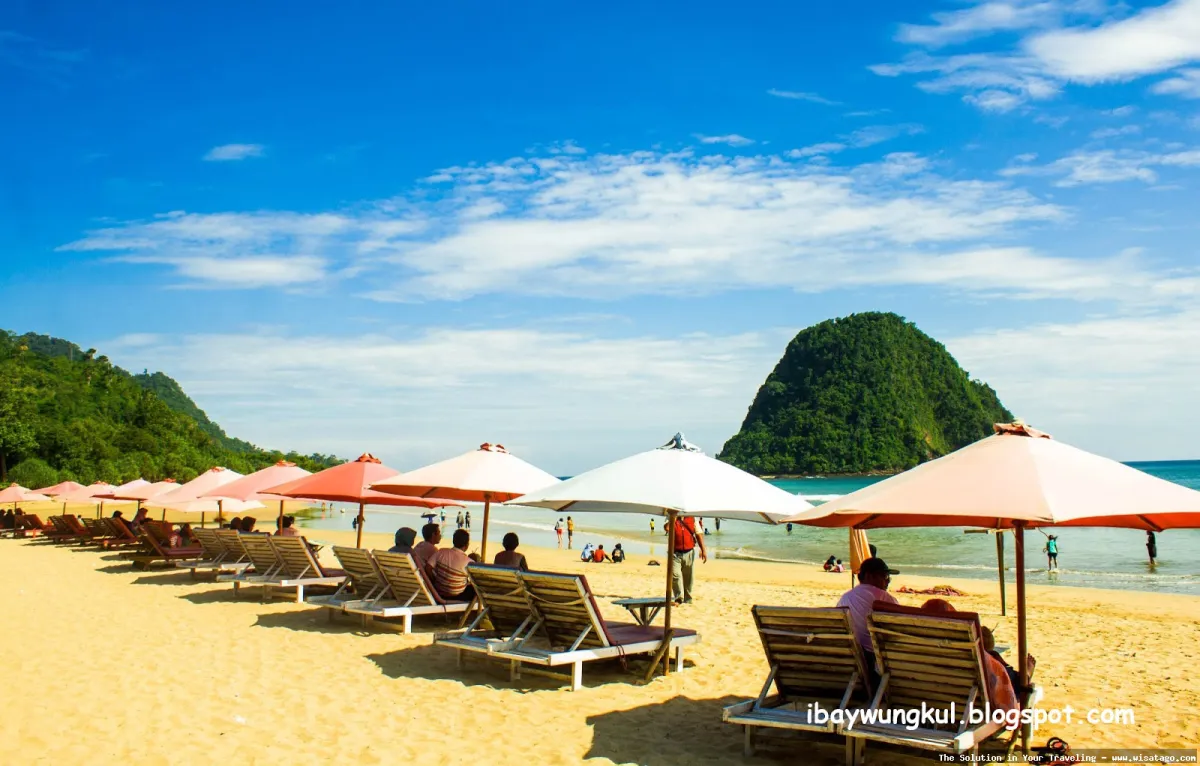 Pantai Pulau Merah Banyuwangi yang memukau