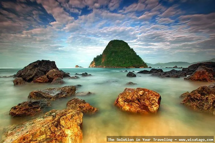 Pantai Pulau Merah Banyuwangi yang mempesona
