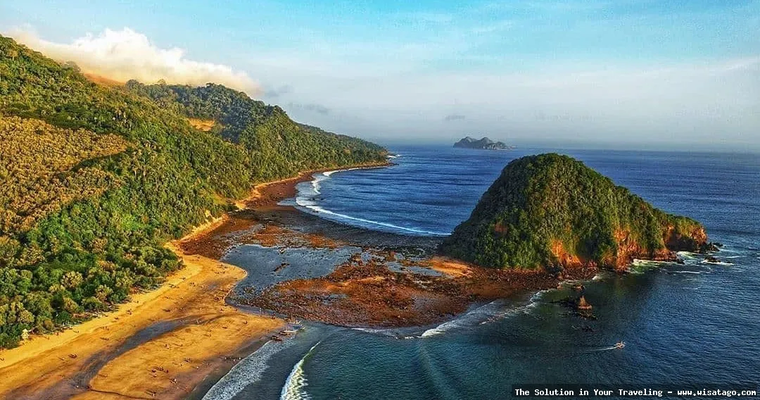 Pantai Pulau Merah Banyuwangi yang menawan