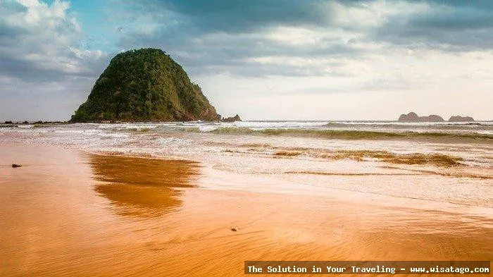 Pantai Pulau Merah di Banyuwangi indah