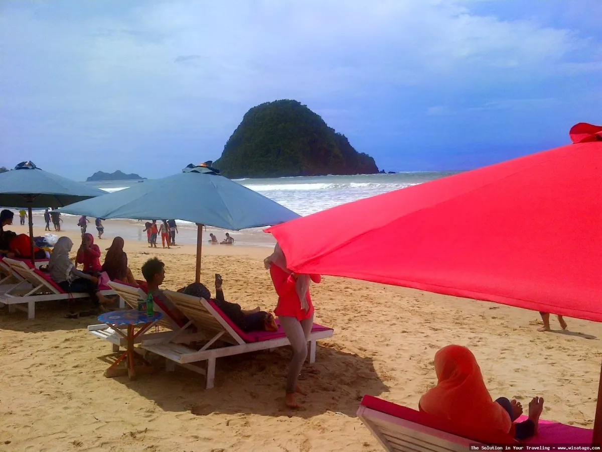 Pantai Pulau Merah di Banyuwangi indah