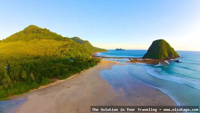 Pantai Pulau Merah di Banyuwangi indah.