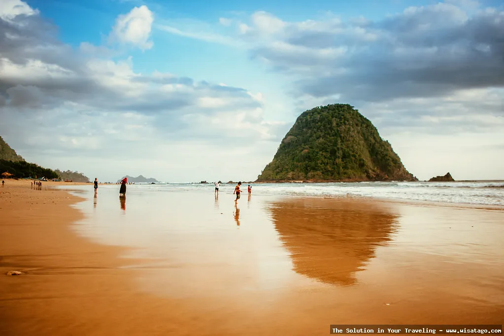 Pantai Pulau Merah di Banyuwangi indah