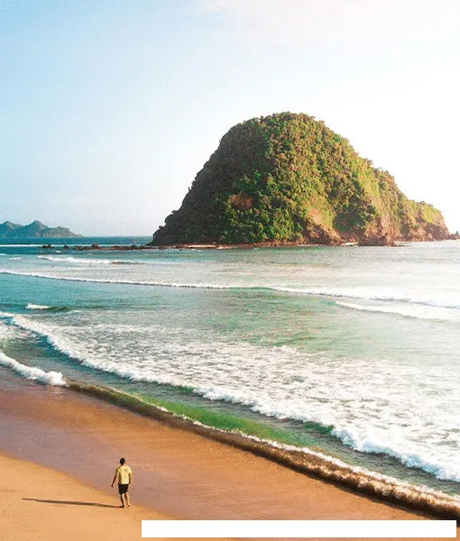 Pantai Pulau Merah di Banyuwangi indah
