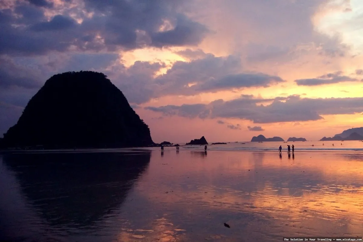 Pantai Pulau Merah di Banyuwangi eksotis