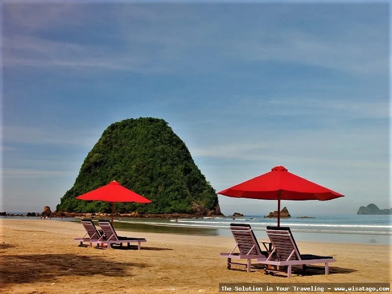Pantai Pulau Merah di Banyuwangi eksotis