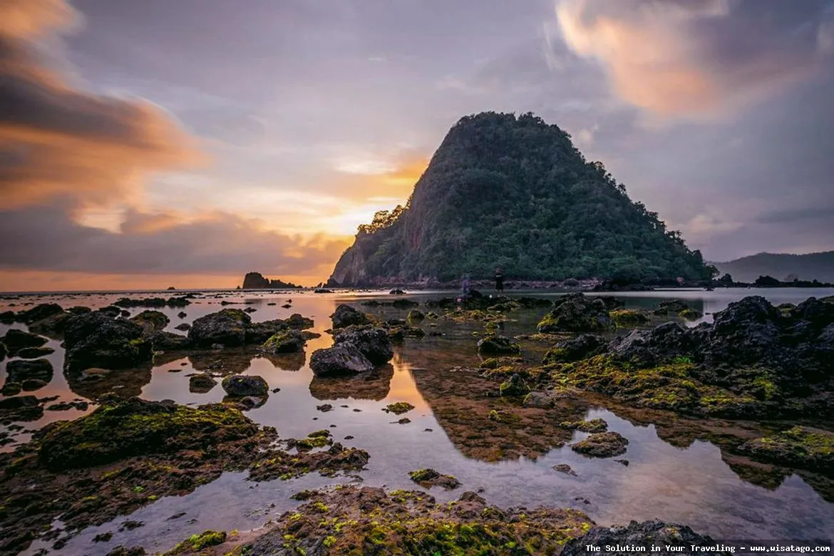 Pantai Pulau Merah di Banyuwangi indah