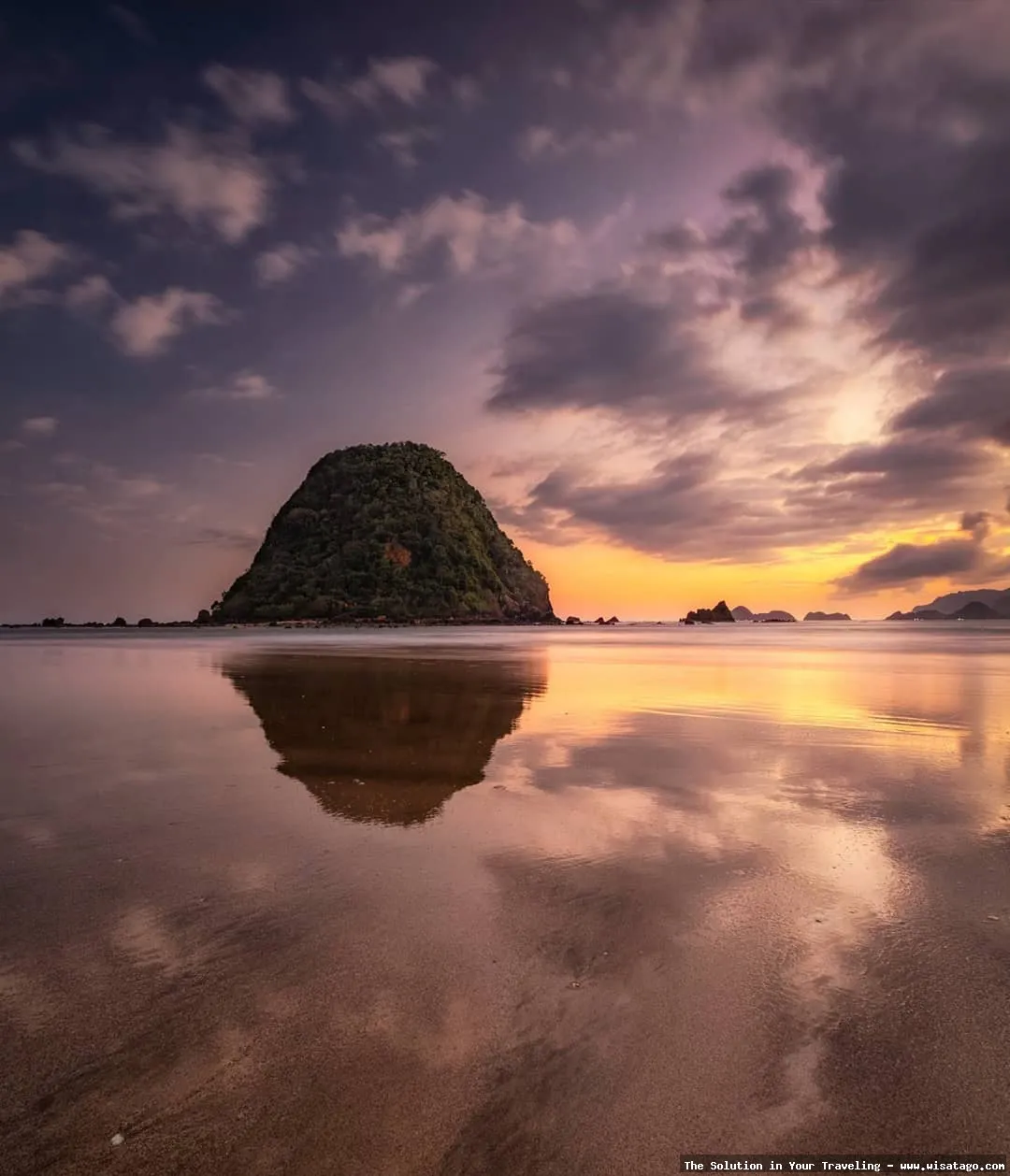 Pantai Pulau Merah di Banyuwangi indah