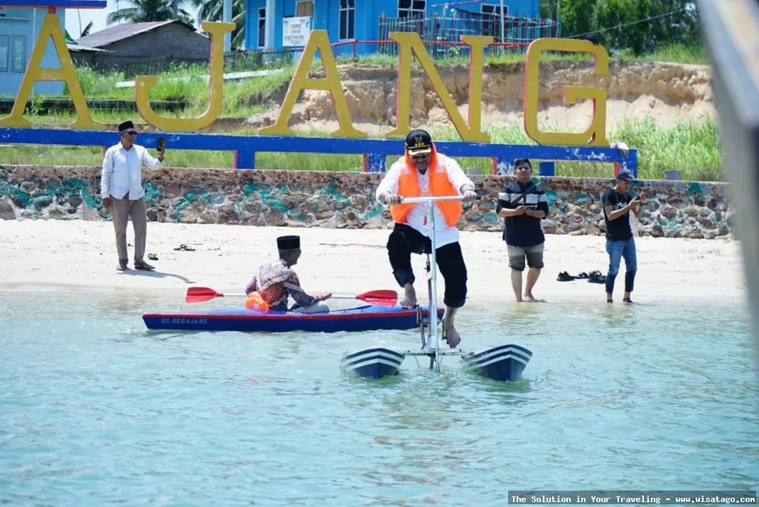 Pantai Pulau Moro yang menawan.