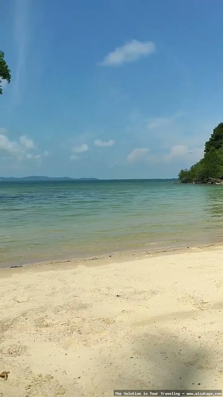 Pantai Pulau Moro yang mempesona.