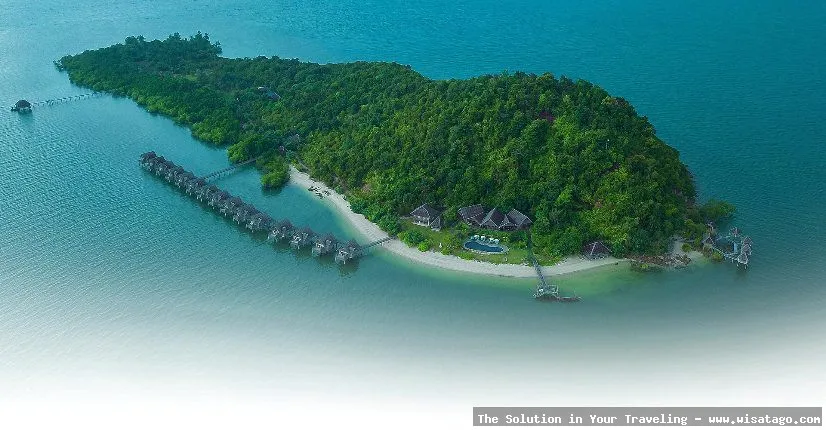 Pantai Pulau Moro yang mempesona