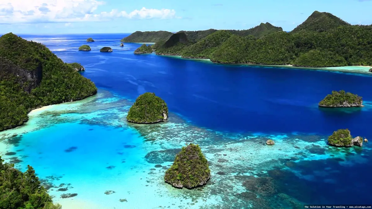 Pantai Raja Ampat yang memukau.
