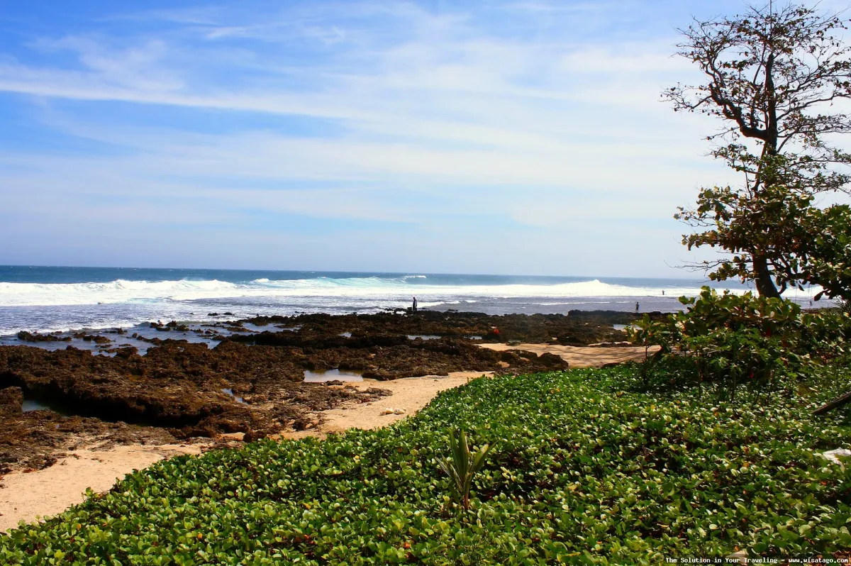 Pantai Rancabuaya Garut, pemandangan indah.