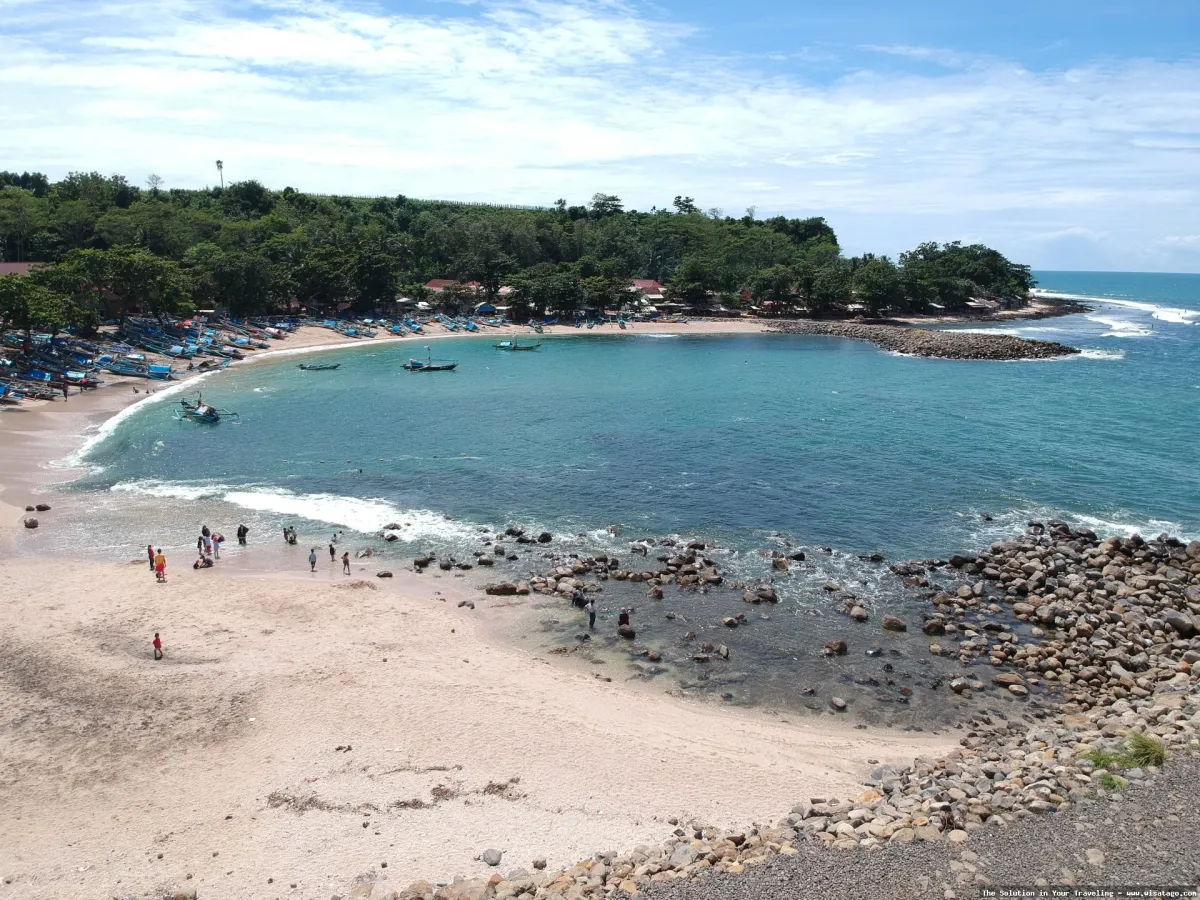 Pantai Rancabuaya Garut yang indah mempesona
