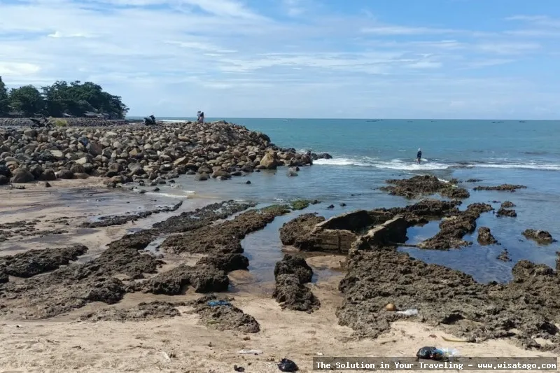 Pantai Rancabuaya Garut yang menawan.