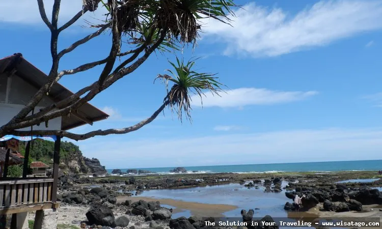 Pantai Rancabuaya Garut yang eksotis