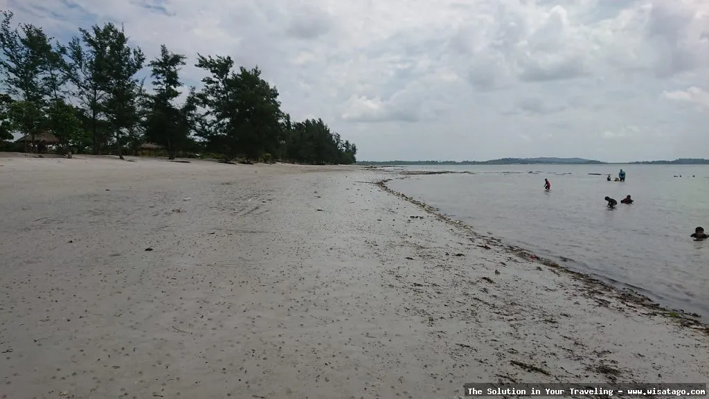Pantai Reviola, keindahan alam tersembunyi