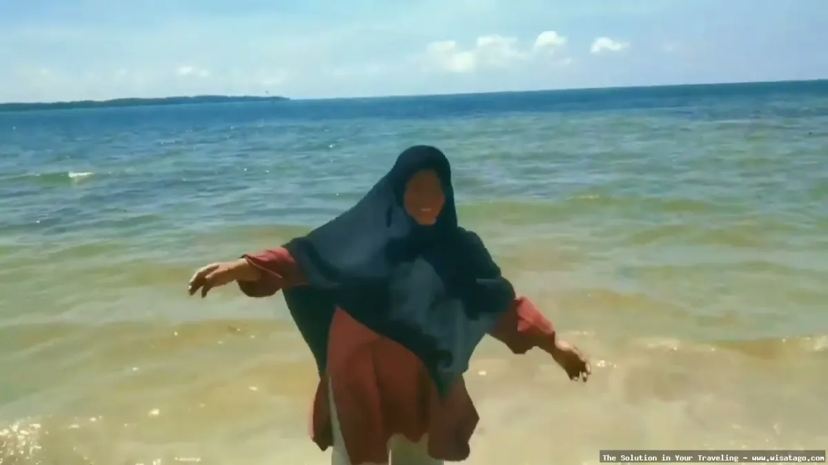 Pantai Reviola, pemandangan laut memukau
