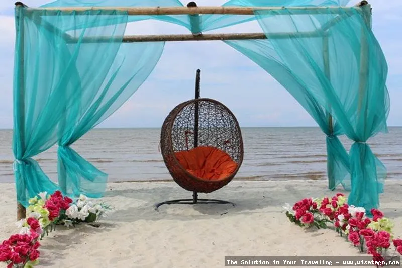 Pantai Romantis dengan pasir putih.