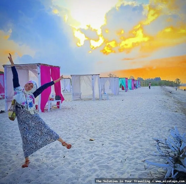 Pantai Romantis dengan pasir putih