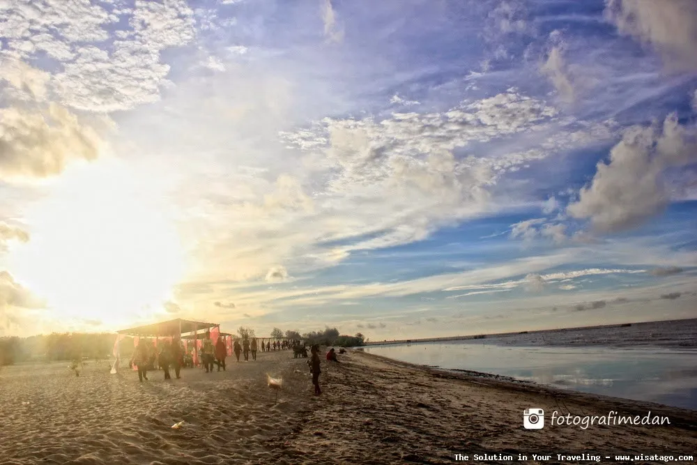 Pantai Romantis dengan pasir putih.