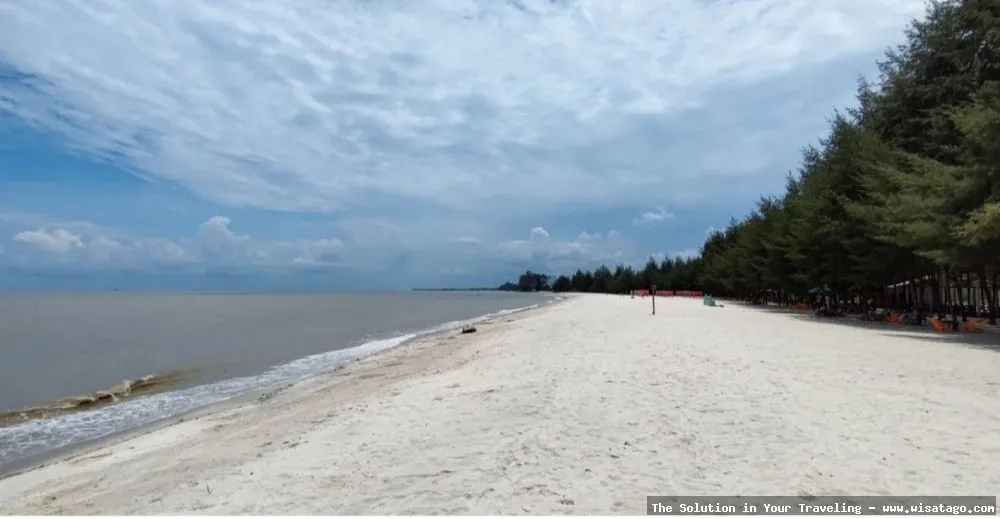Pantai Romantis dengan pasir putih.