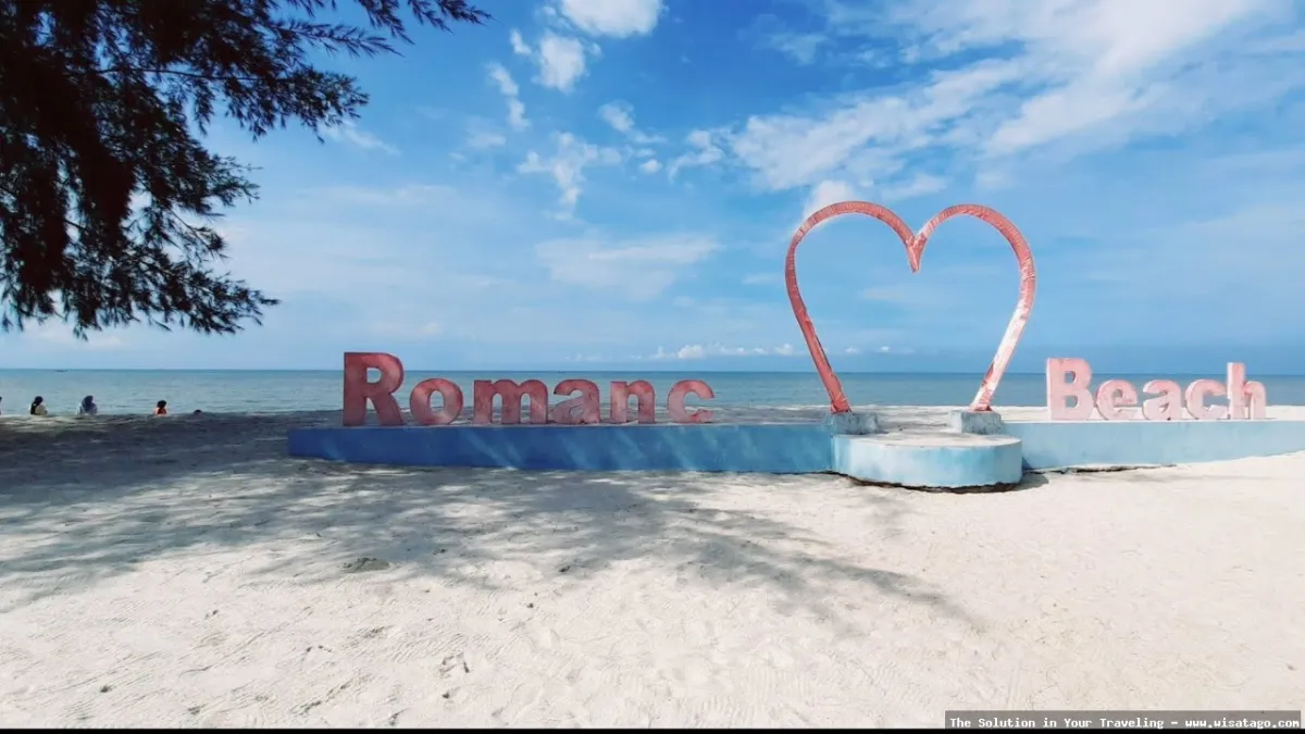 Pantai Romantis dengan pasir putih.