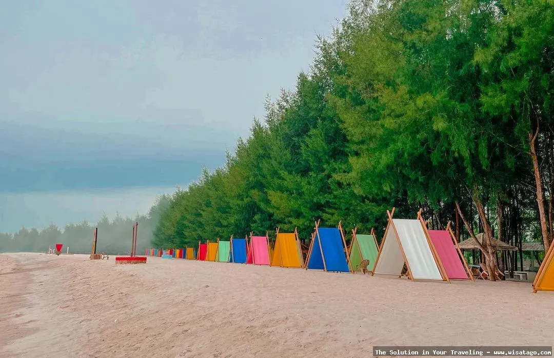 Pantai Romantis dengan pasir putih.