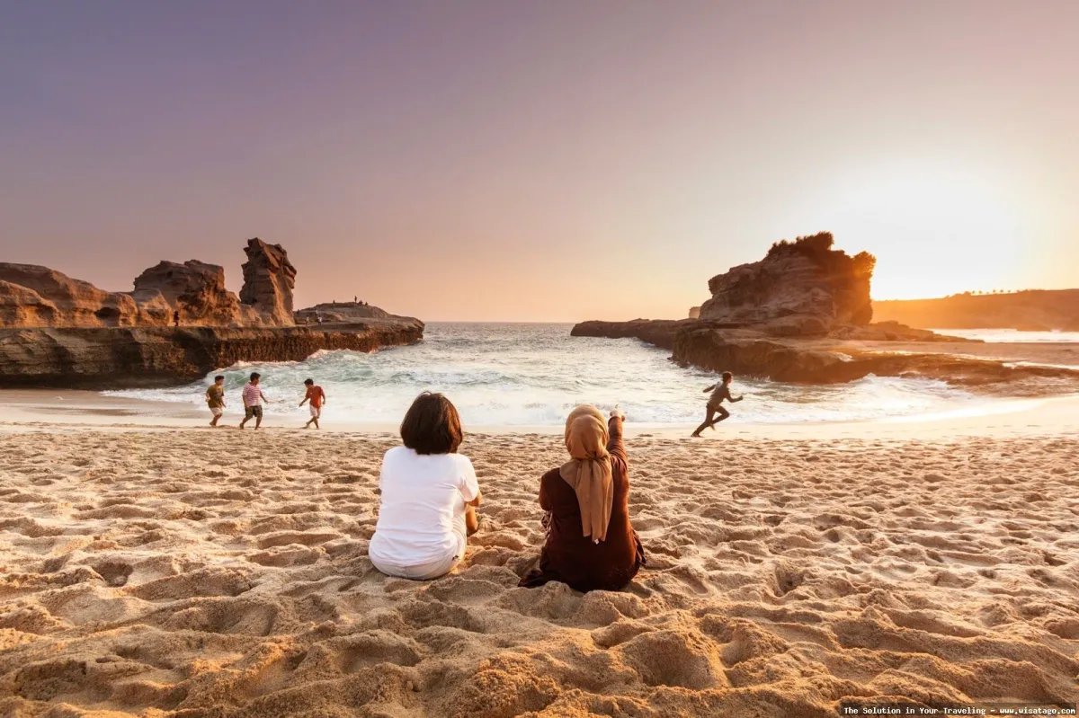 Pantai Romantis dengan pasir putih.