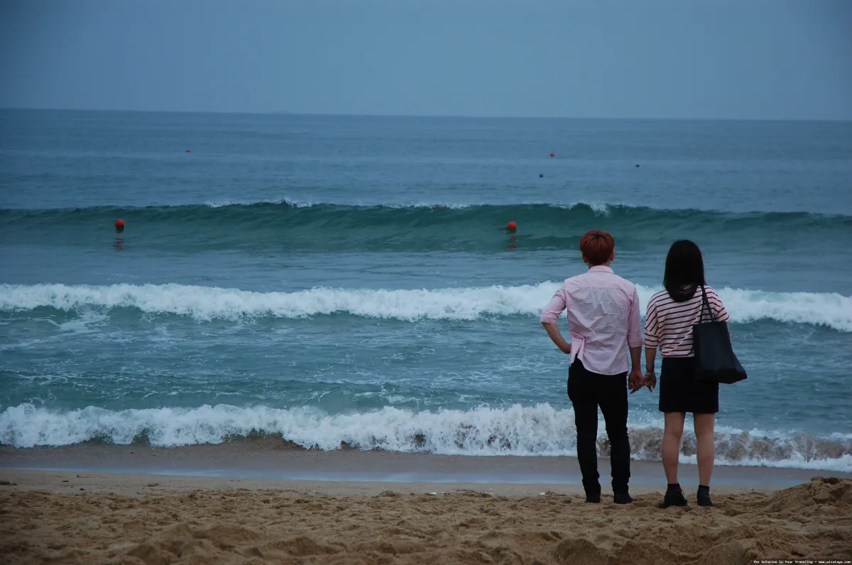 Pantai Romantis dengan pasir putih.