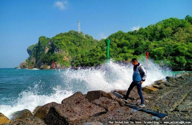 Pantai Sadeng, panorama laut memukau