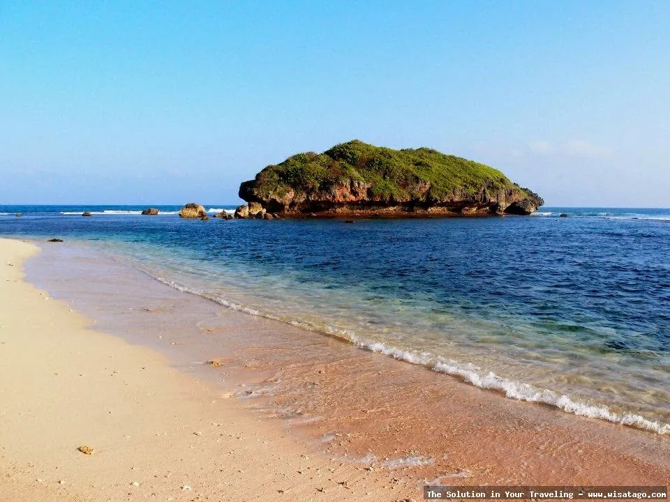 Pantai Sadranan, pasir putih menawan.