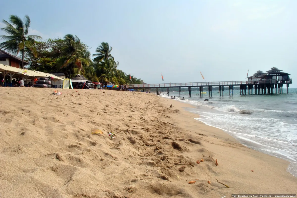 Pantai Sambolo: pasir putih dan ombak