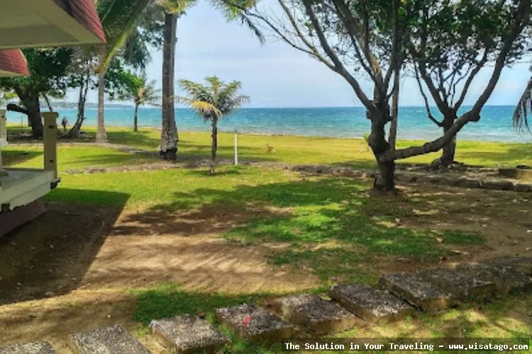 Pantai Sambolo: pasir putih dan ombak