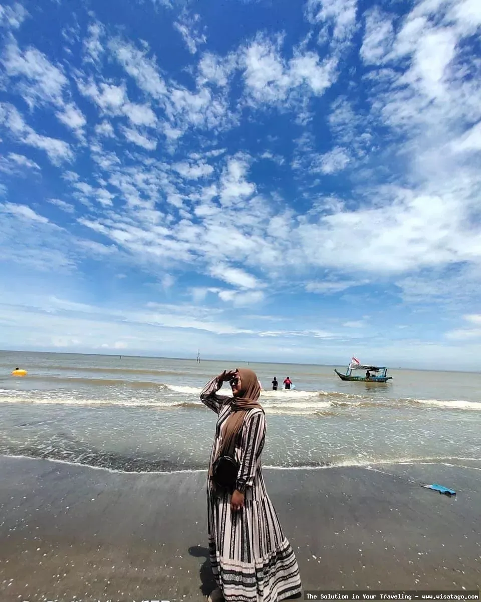 Pantai Samudera Baru dengan pasir landai